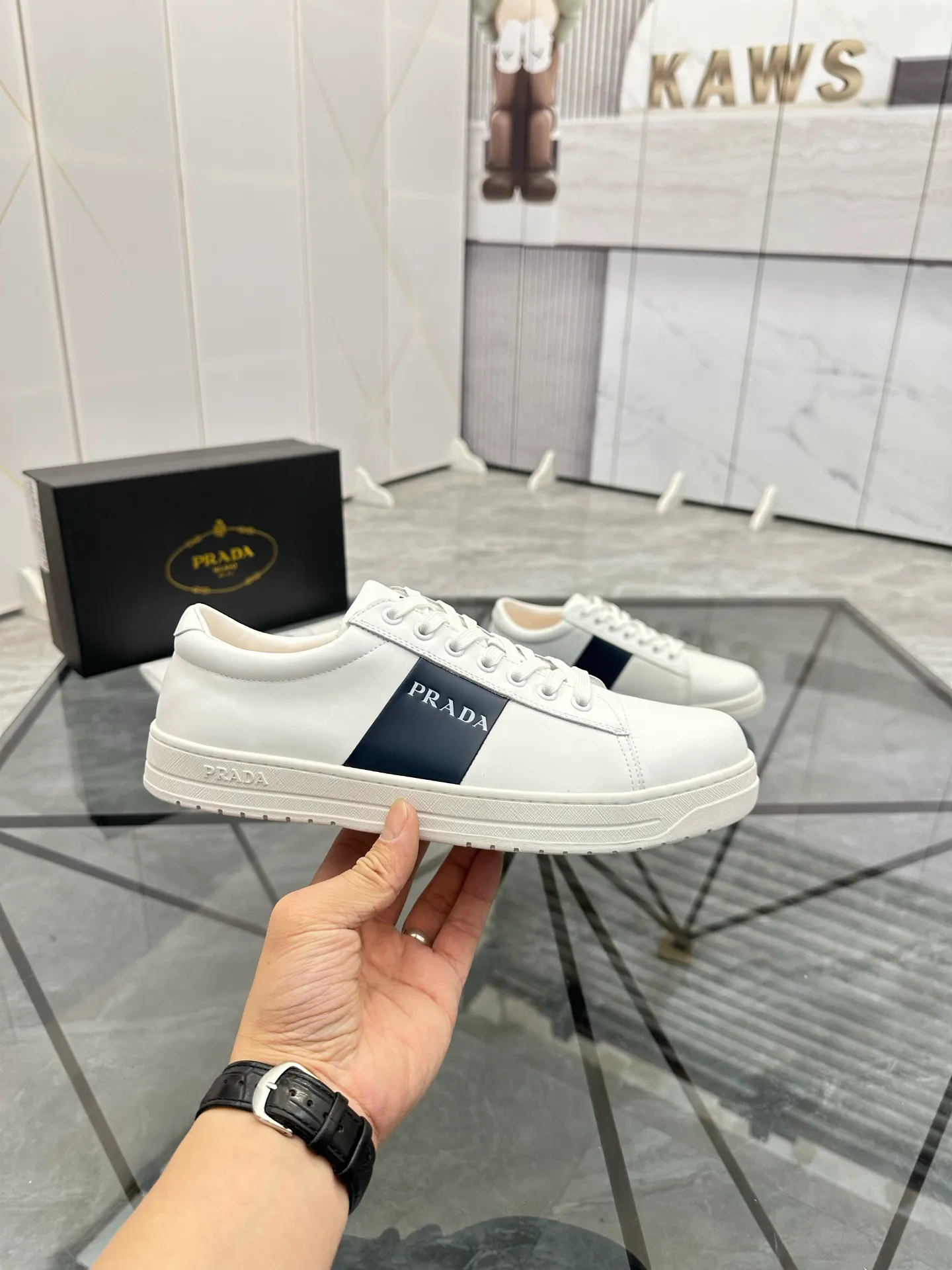 Men's shoes: 💰P400¥ Product trademark: Prada *"Prada*" low-top casual shoes Regular size: 38-44 (can be customized to 45) Product materials: imported cowhide upper, sheepskin lining, original outsole. Number: 020